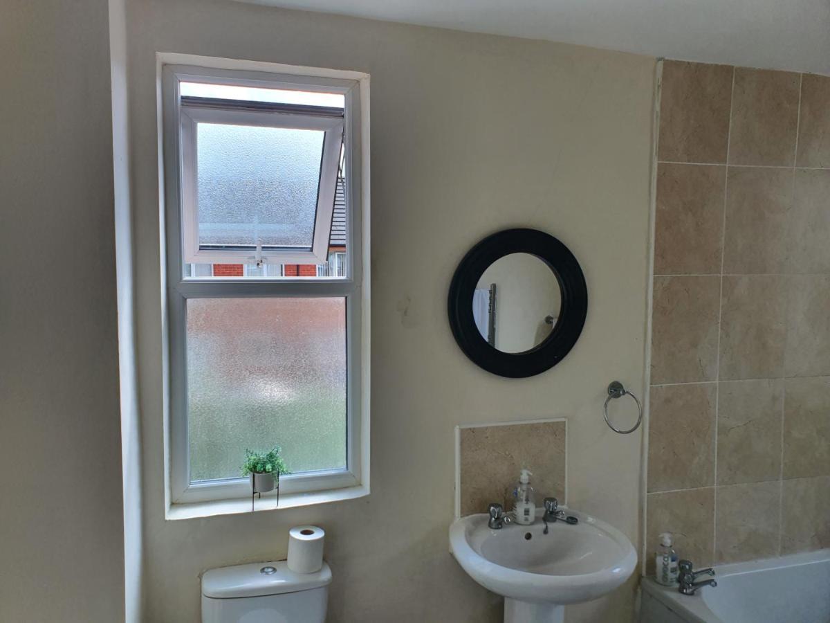 12 Person 6 Bedroom Self Catering House Liverpool Eksteriør billede