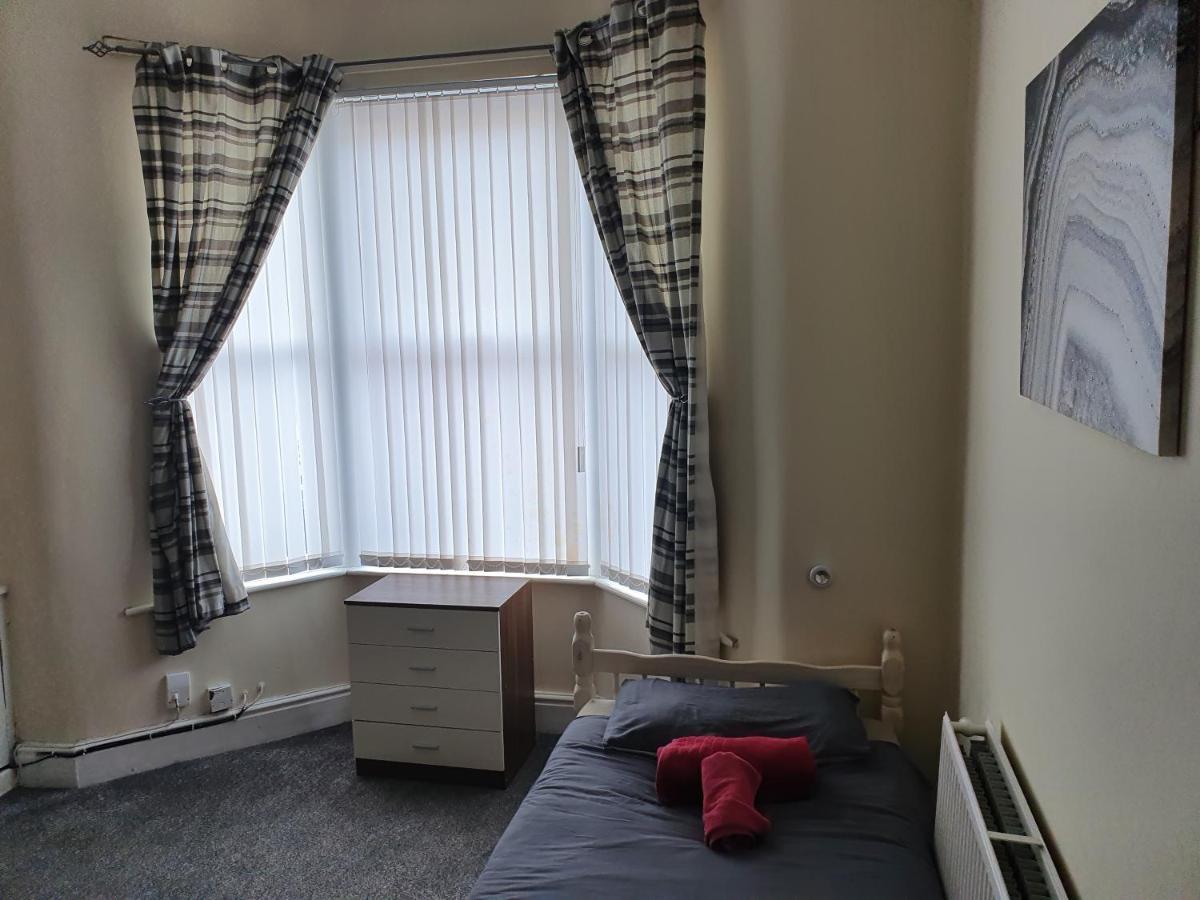 12 Person 6 Bedroom Self Catering House Liverpool Eksteriør billede