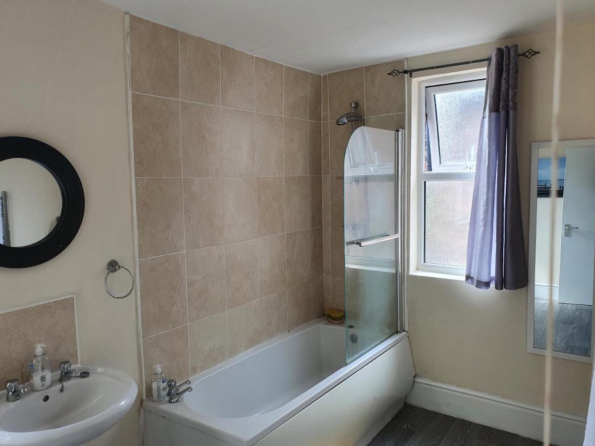 12 Person 6 Bedroom Self Catering House Liverpool Eksteriør billede