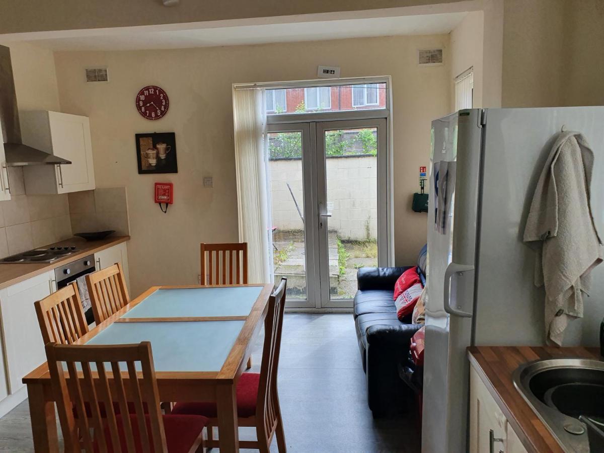 12 Person 6 Bedroom Self Catering House Liverpool Eksteriør billede